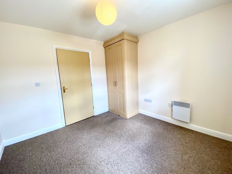 2 bed flat to rent in Kingfisher Court, Calne SN11, £850 pcm Zoopla