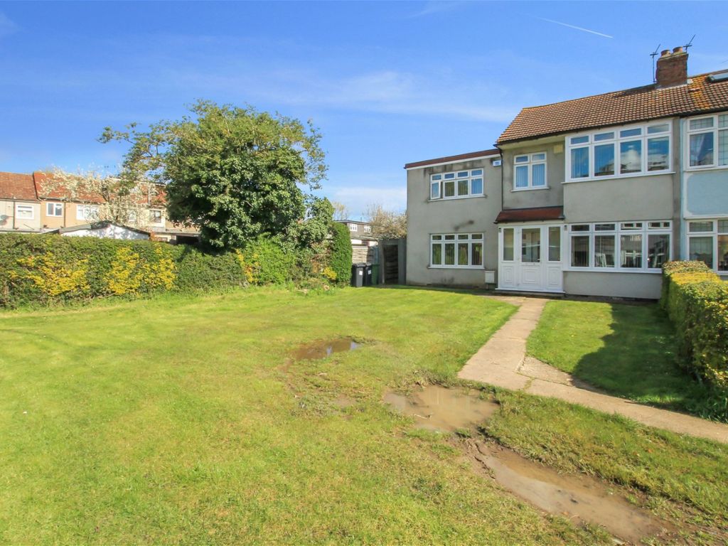 5 bed semidetached house for sale in Macdonald Way, Hornchurch RM11