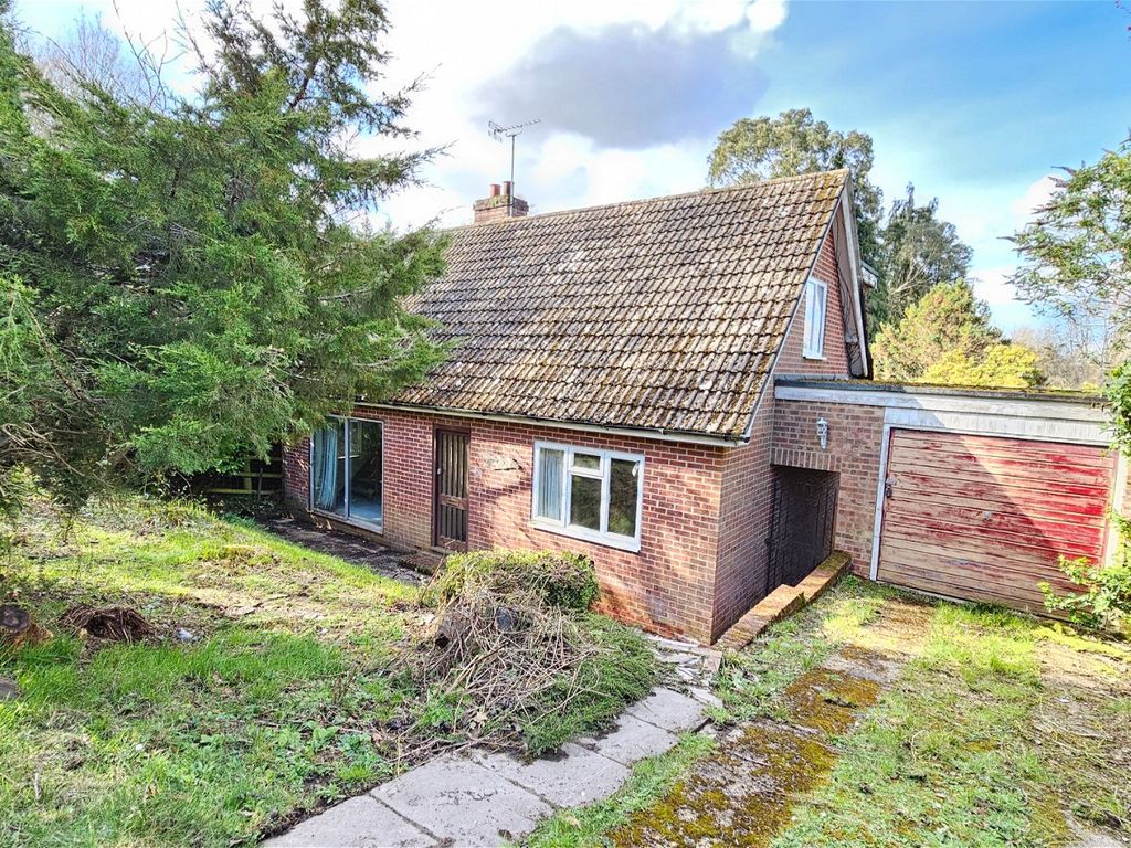 2 bed chalet for sale in Drove Lane, Cold Ash, Thatcham RG18, £395,000
