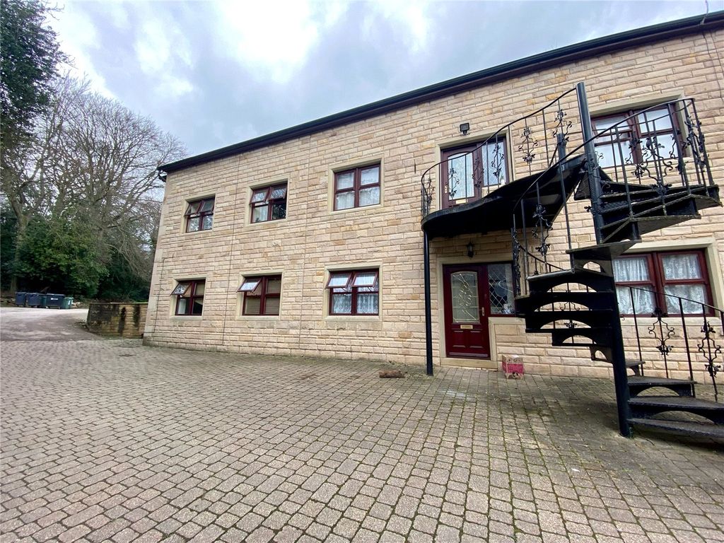 2 bed flat to rent in Woodleigh Hall Mews, Rawdon, Leeds, West