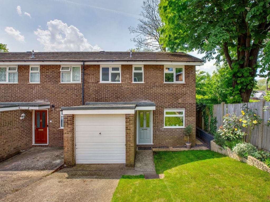 3 bed end terrace house for sale in Brambleside, Loudwater HP11, £