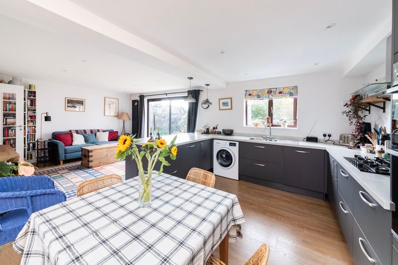 3 bed semidetached house for sale in Alexander Close, Abingdon OX14, £