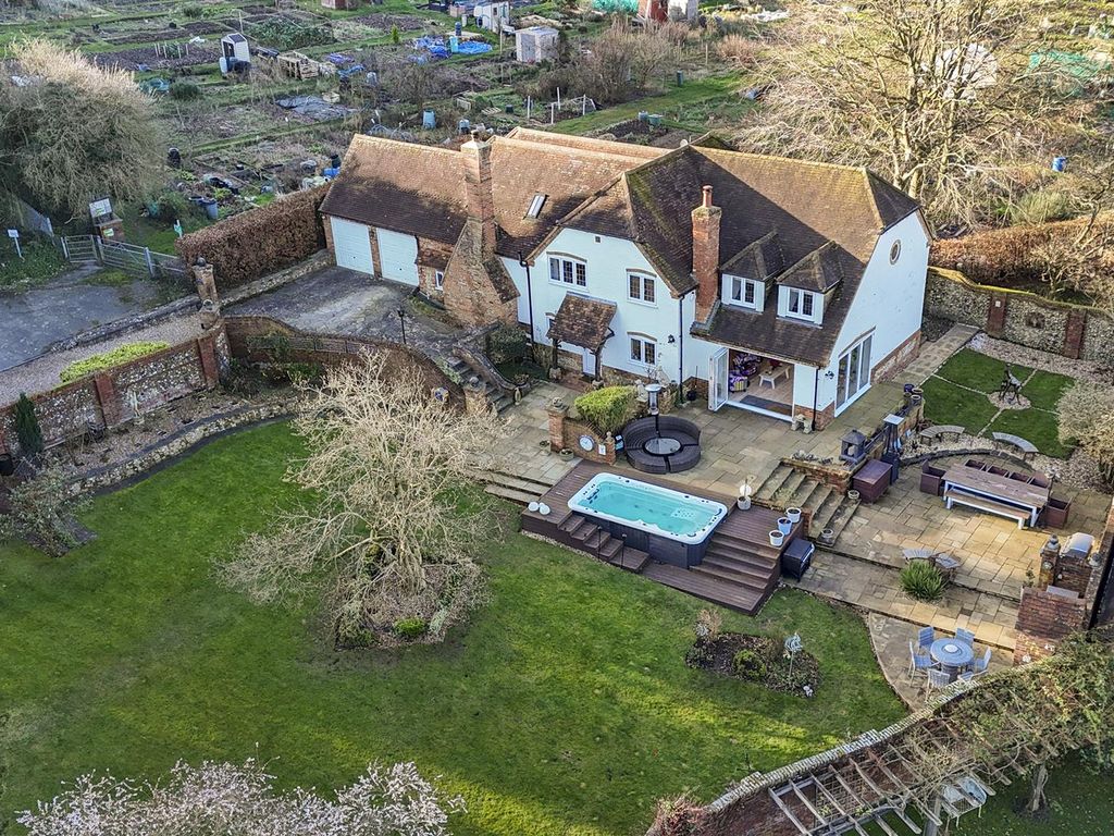 4 bed detached house for sale in Gypsy Lane, High HP11, £