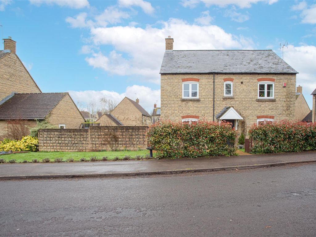 4 bed semidetached house for sale in Tawny Close, Neston, Corsham SN13