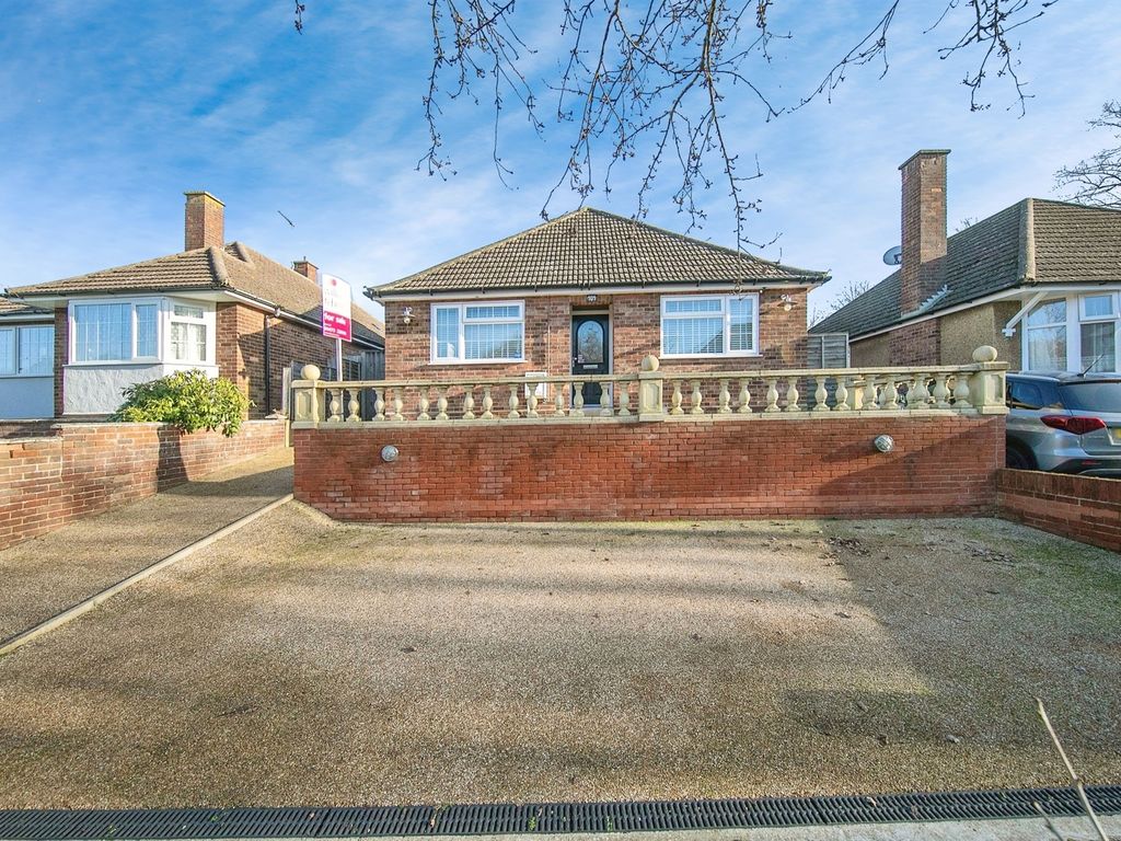 2 bed detached bungalow for sale in Dereham Avenue, Ipswich IP3, £