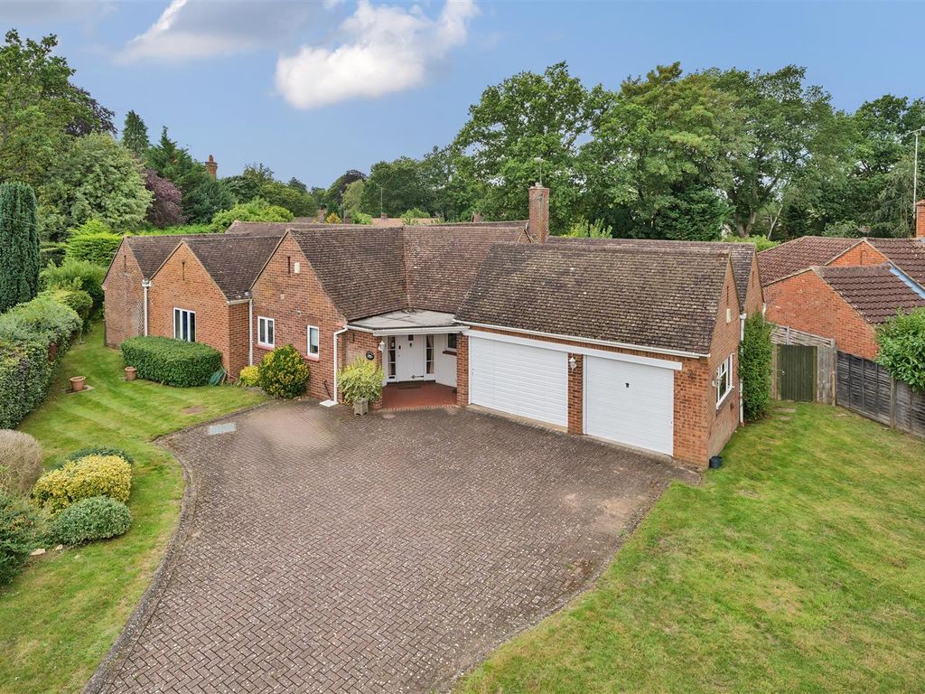 4 bed detached bungalow for sale in Heath Hill Road North, Crowthorne