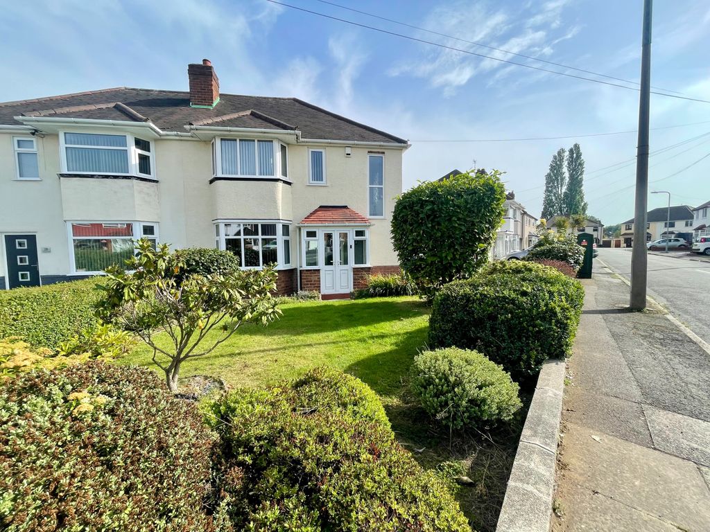 3 bed semidetached house for sale in Maple Avenue, Wednesbury WS10, £