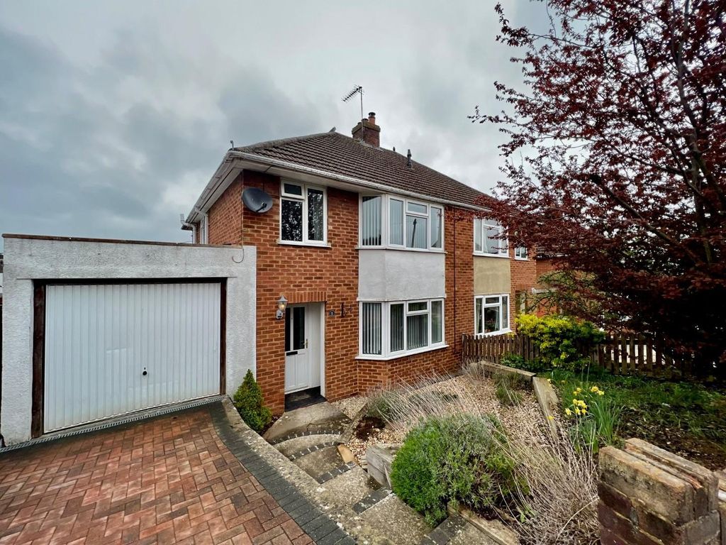 3 bed semidetached house to rent in The Crescent, Tilsdown, Dursley
