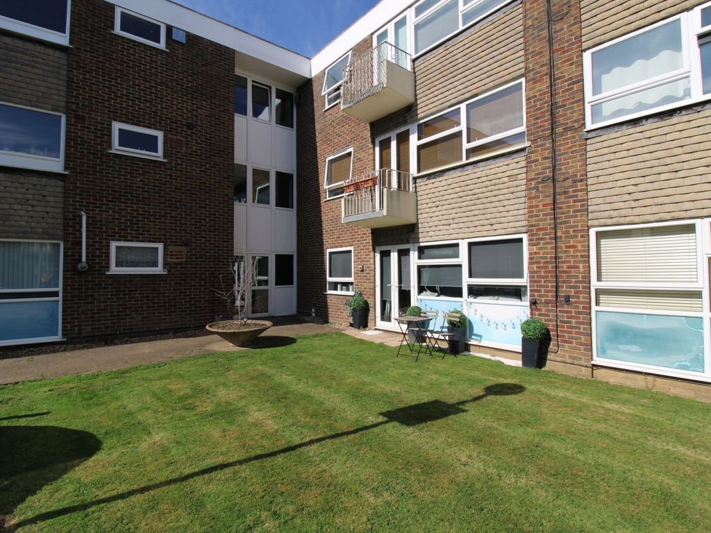 1 bed flat to rent in Hutton Road, Brentwood CM15, £925 pcm Zoopla