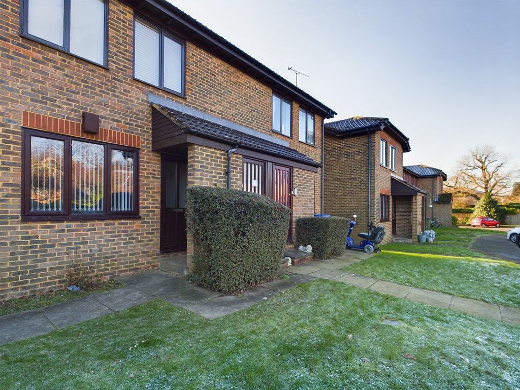 1 bed flat to rent in St. Johns Crescent, Broadbridge Heath RH12, £850