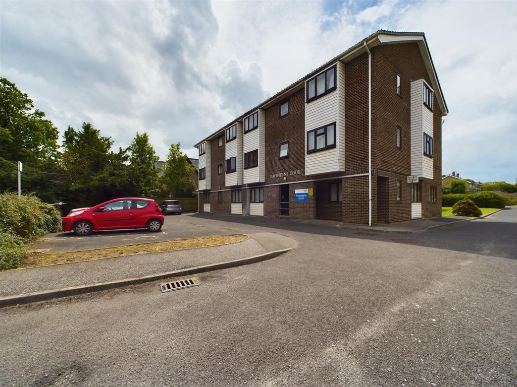 1 bed flat to rent in Brighton Road, Crawley RH10, £1,075 pcm Zoopla