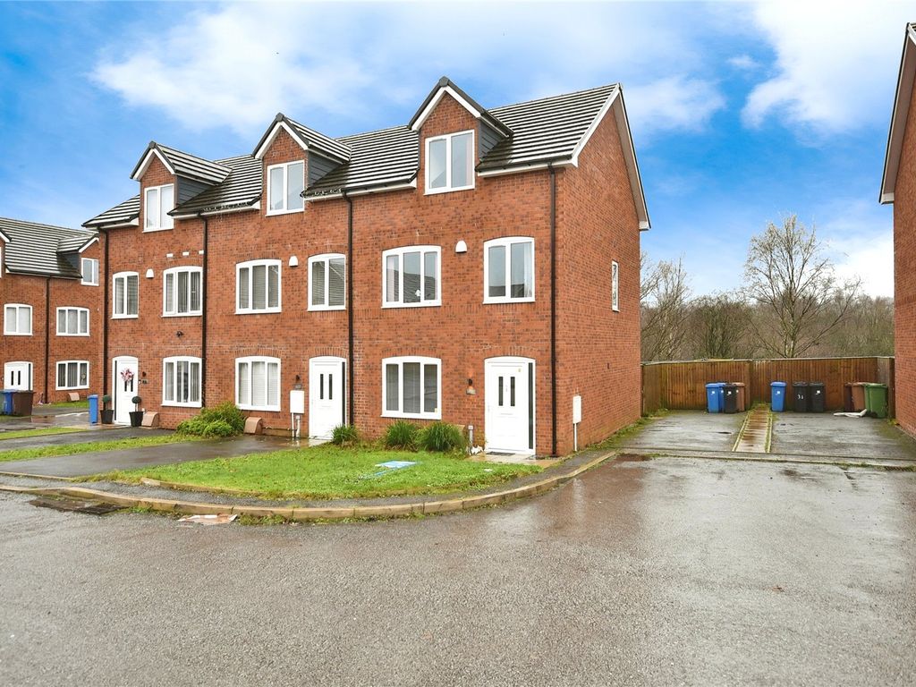 4 bed semidetached house for sale in Hillside Close, Hyde, Greater