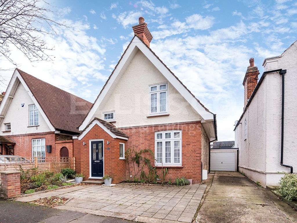 3 bed detached house for sale in Victoria Road, Mill Hill, London NW7