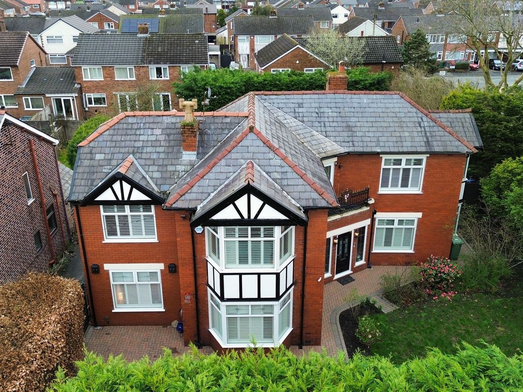 6 bed detached house for sale in Warrington Road, Rainhill L35, £