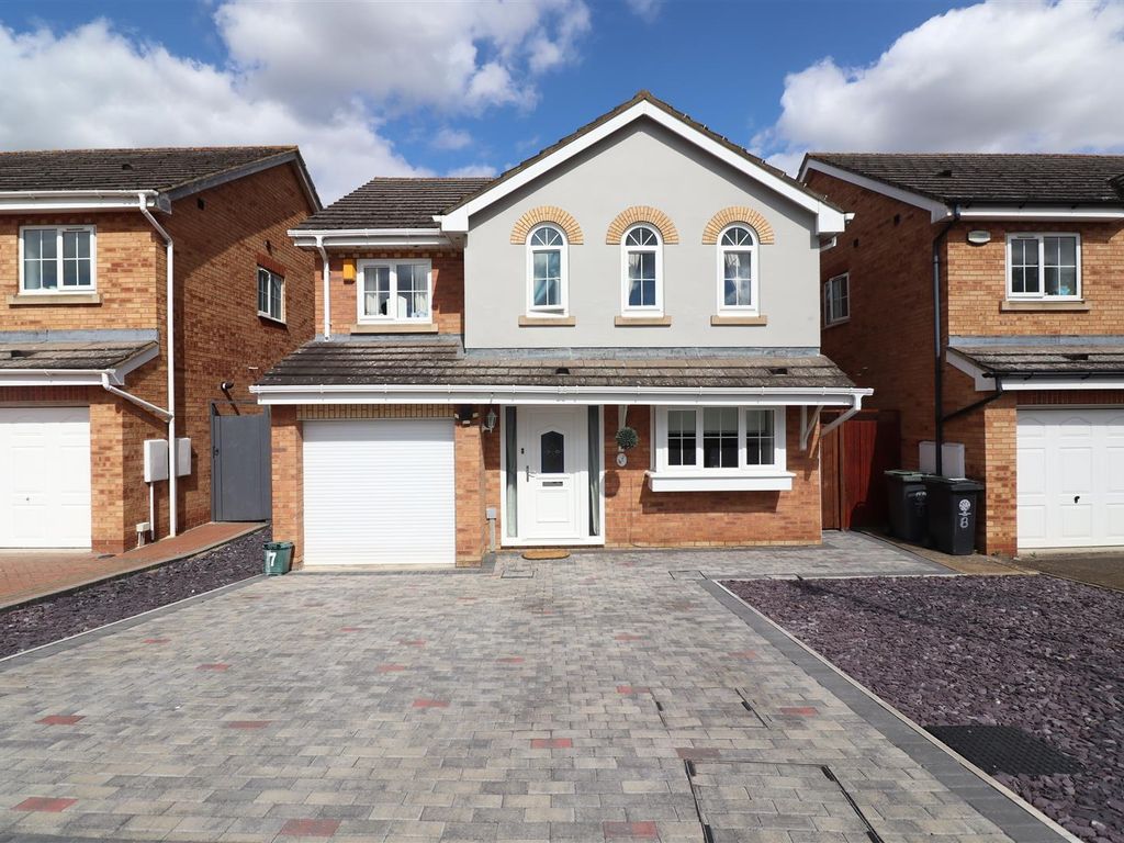 4 bed detached house for sale in Cowslip Close, Rushden NN10, £375,000