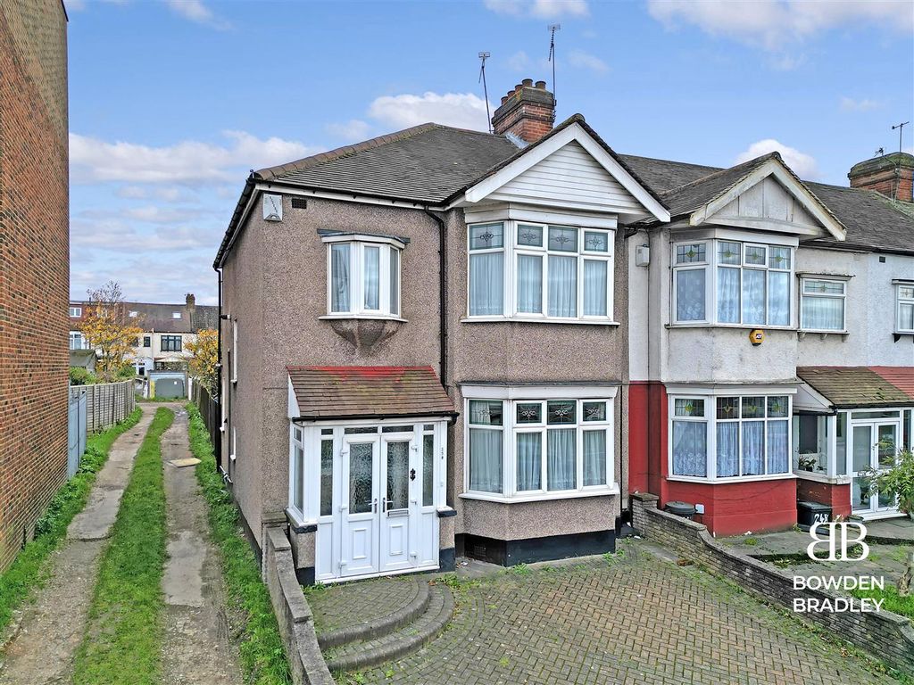 3 bed end terrace house for sale in Eastern Avenue, Ilford IG4, £