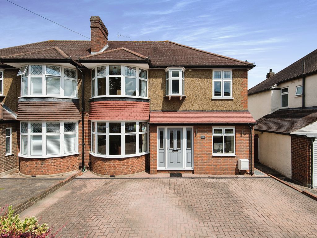4 bed detached house for sale in Leyfield, Worcester Park KT4, £900,000