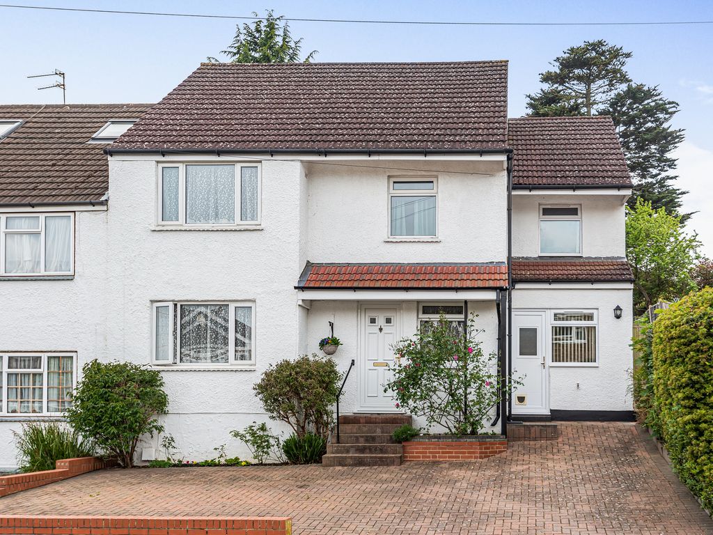 4 bed semidetached house for sale in Warwick Road,