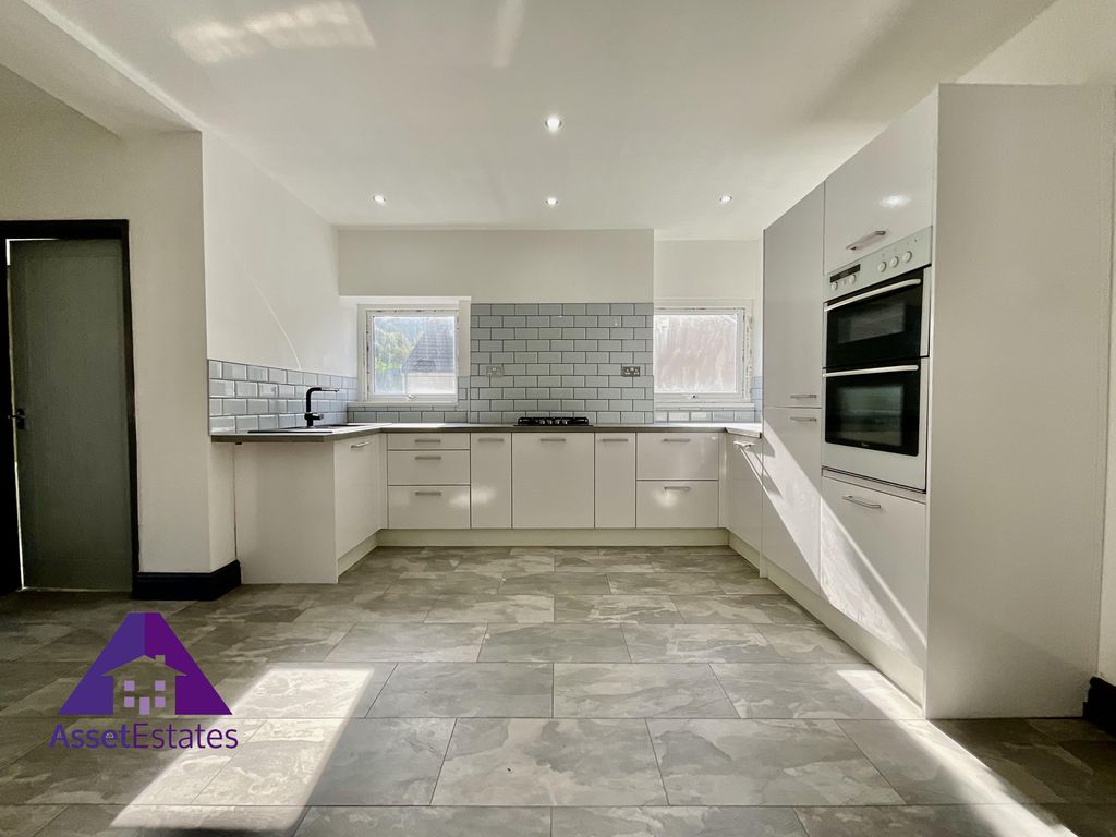 3 bed end terrace house for sale in Richmond Road, Six Bells