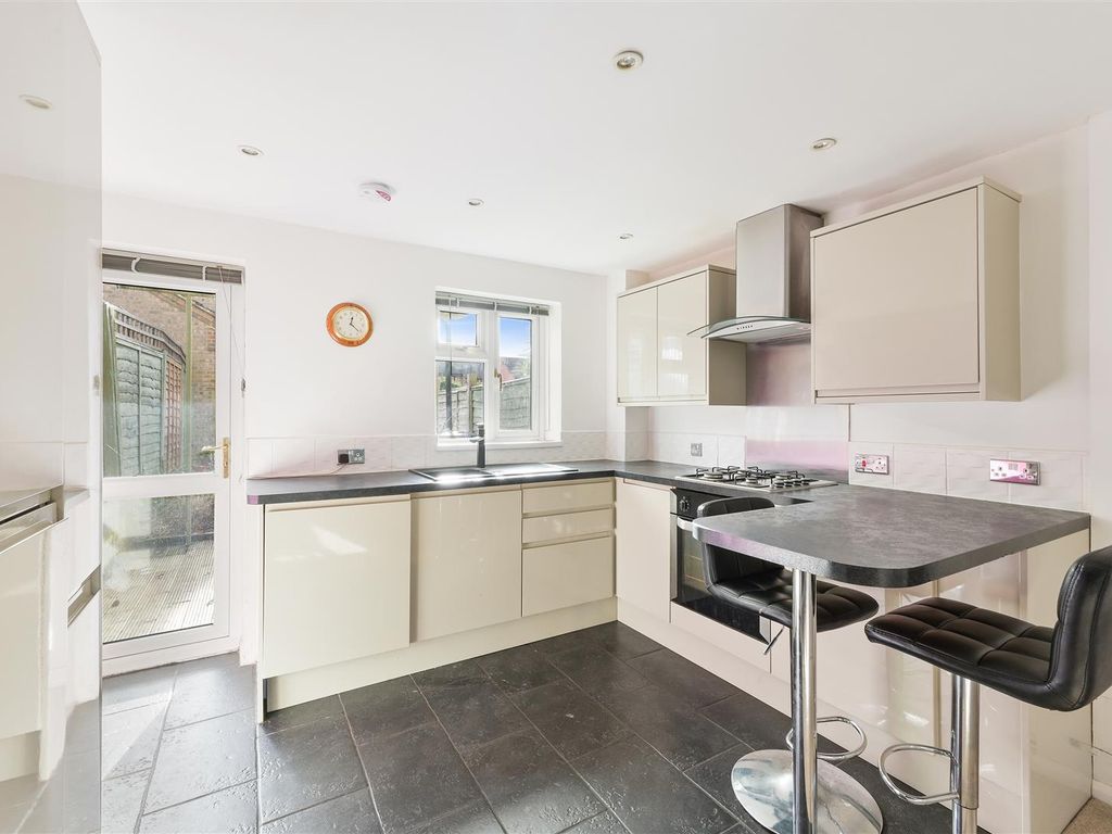 2 bed property to rent in Parthia Close, Tadworth KT20 Zoopla