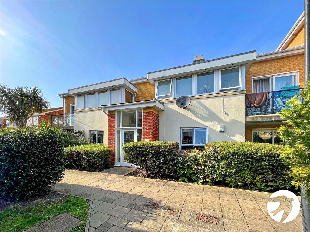 2 bed flat to rent in Pier Way, Thamesmead, London SE28, £1,650 pcm