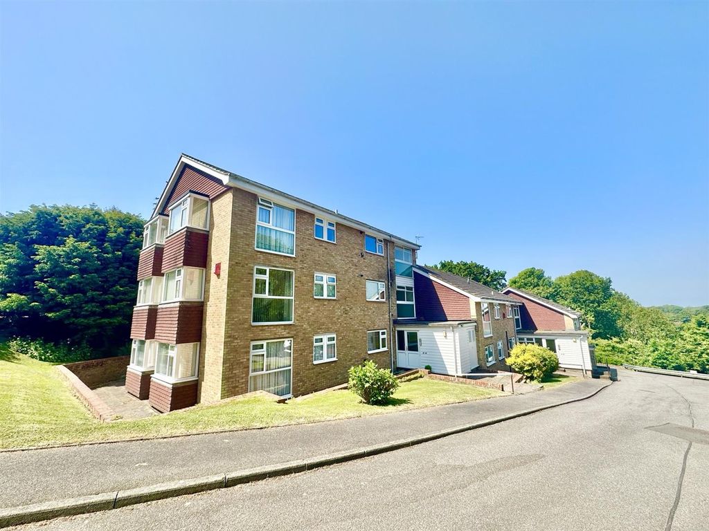 3 bed flat for sale in Hollington Park Road, St. LeonardsOnSea TN38