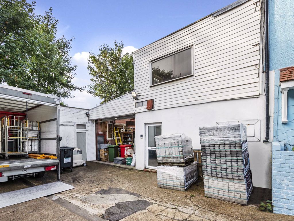 Summers Row, London N12