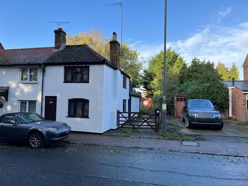 2 bed end terrace house for sale in London Road, Aston Clinton