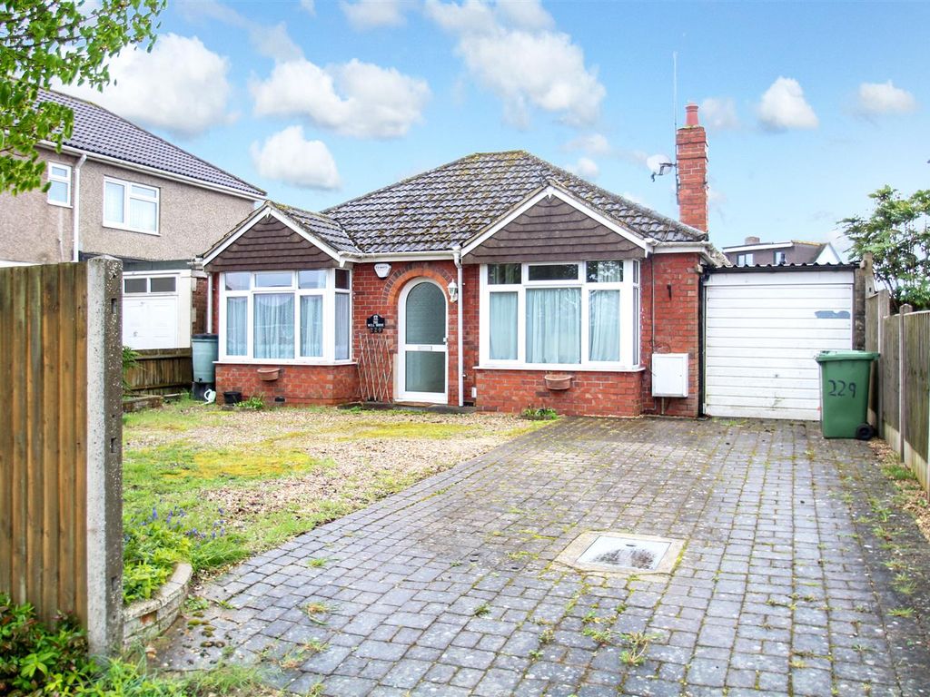 3 bed detached bungalow for sale in Whitworth Road, Swindon SN25, £