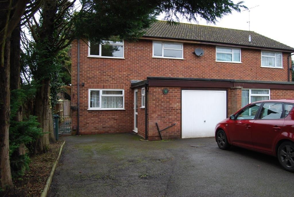 3 bed semidetached house to rent in Mead Place, Berry Lane