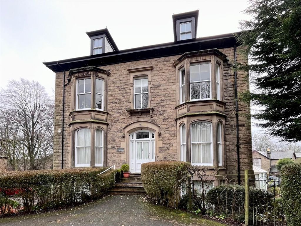 3 bed flat for sale in Park Road, Buxton SK17, £300,000 Zoopla