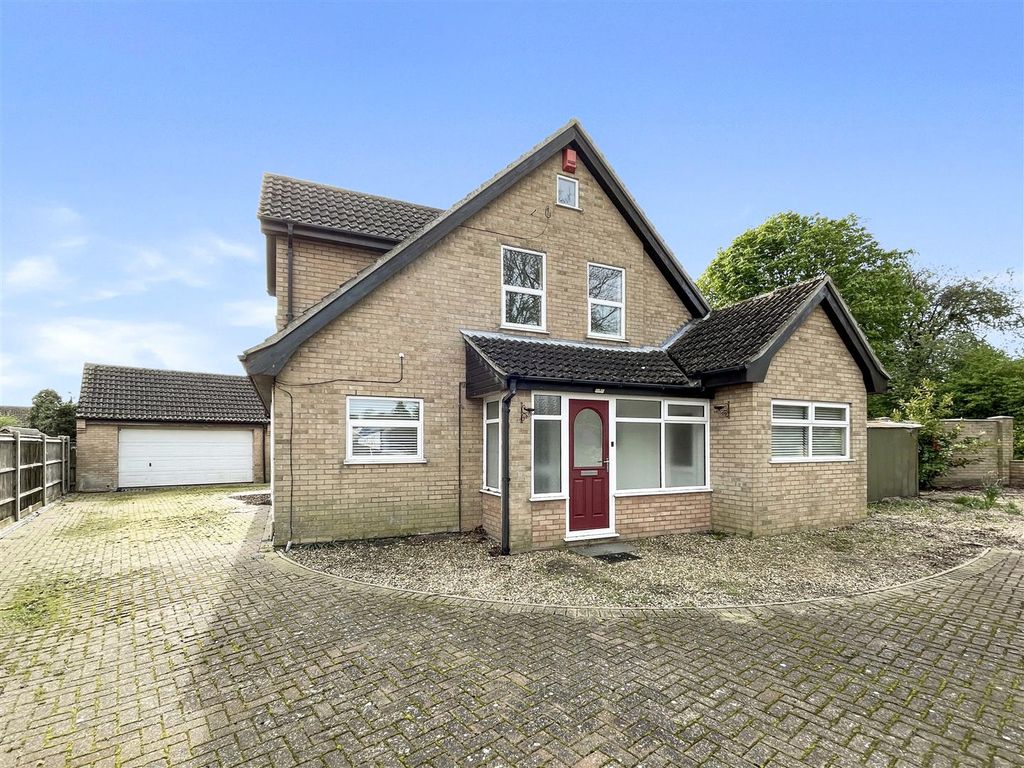 4 bed detached house for sale in Colville Road, Lowestoft NR33, £