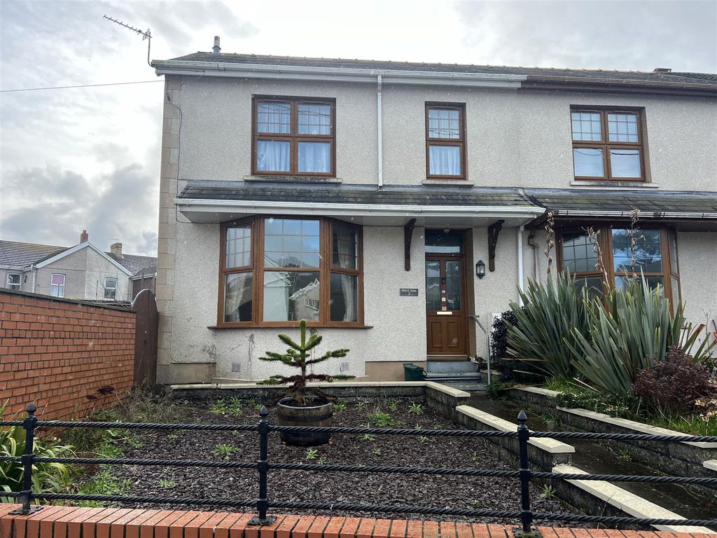 4 bed semidetached house for sale in Hillfield Villas, Kidwelly SA17