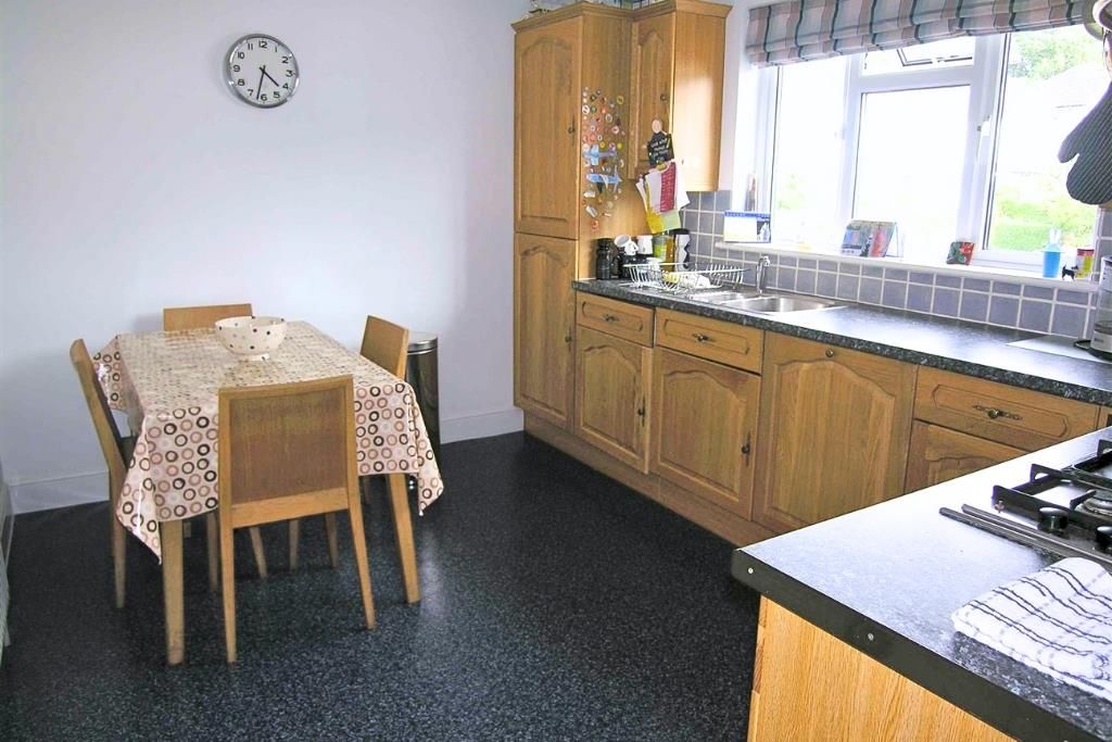 2 bed flat to rent in Kingsway, Woking GU21, £1,300 pcm Zoopla