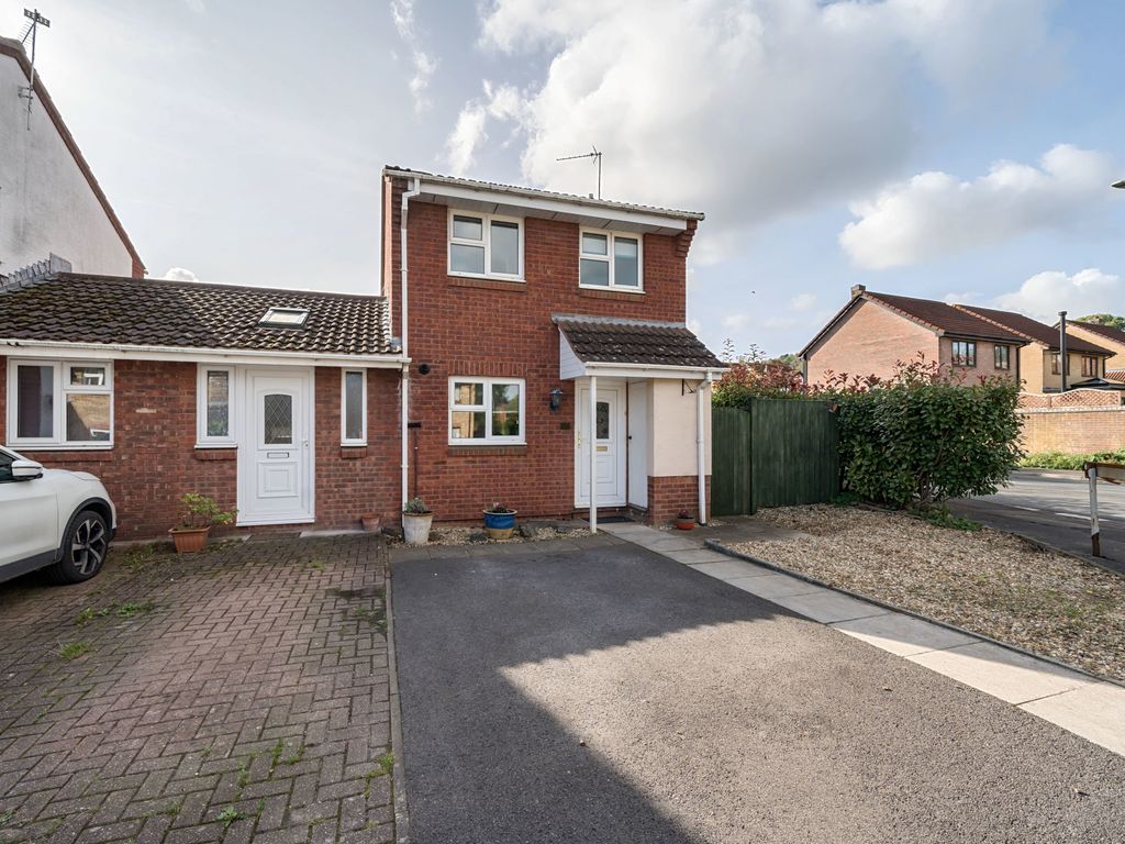 3 bed semidetached house for sale in Bickford Close, Barrs Court