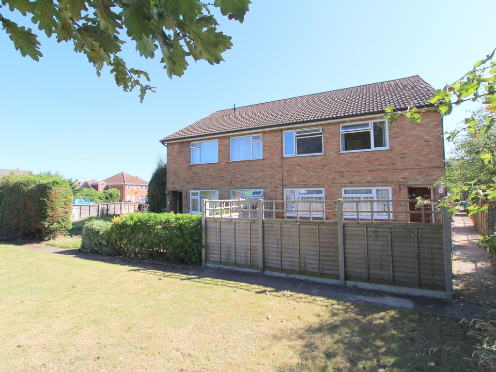 2 bed for sale in Staines Road West, Ashford TW15, £180,000