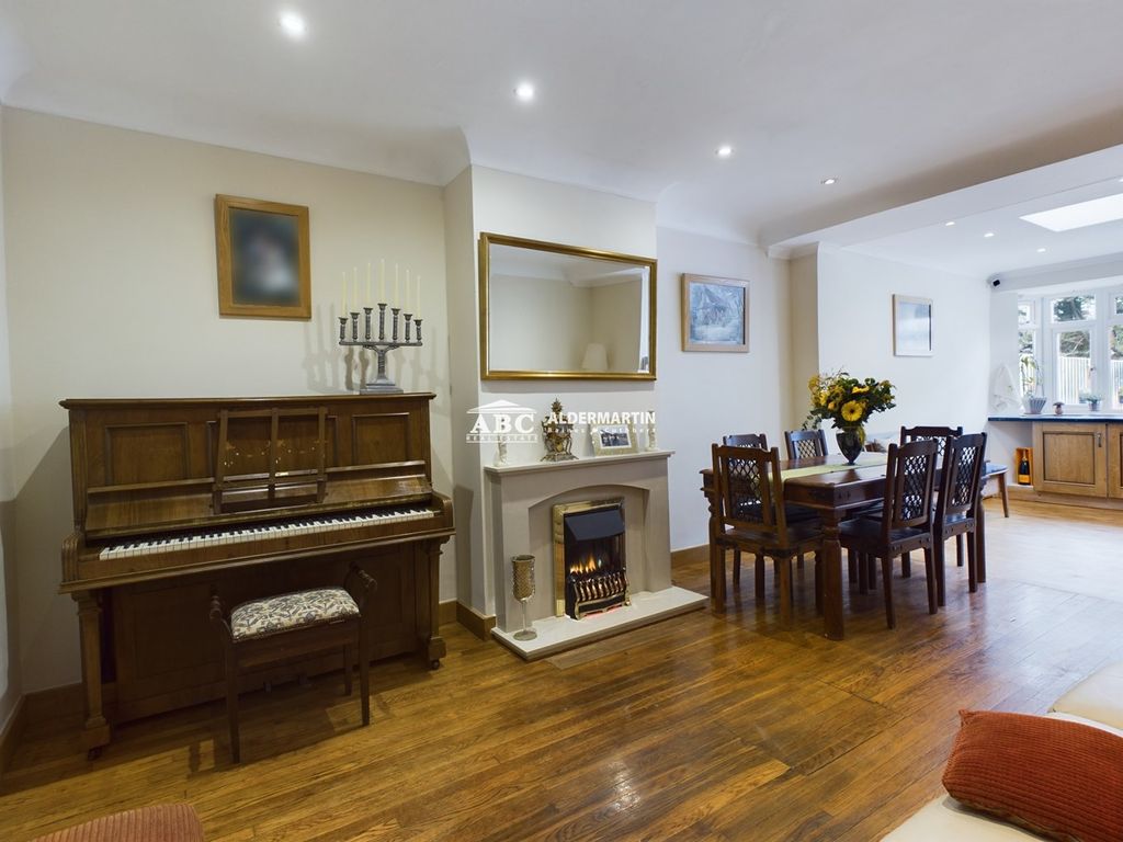 6 bed semidetached house for sale in Broadfields Avenue, Edgware HA8