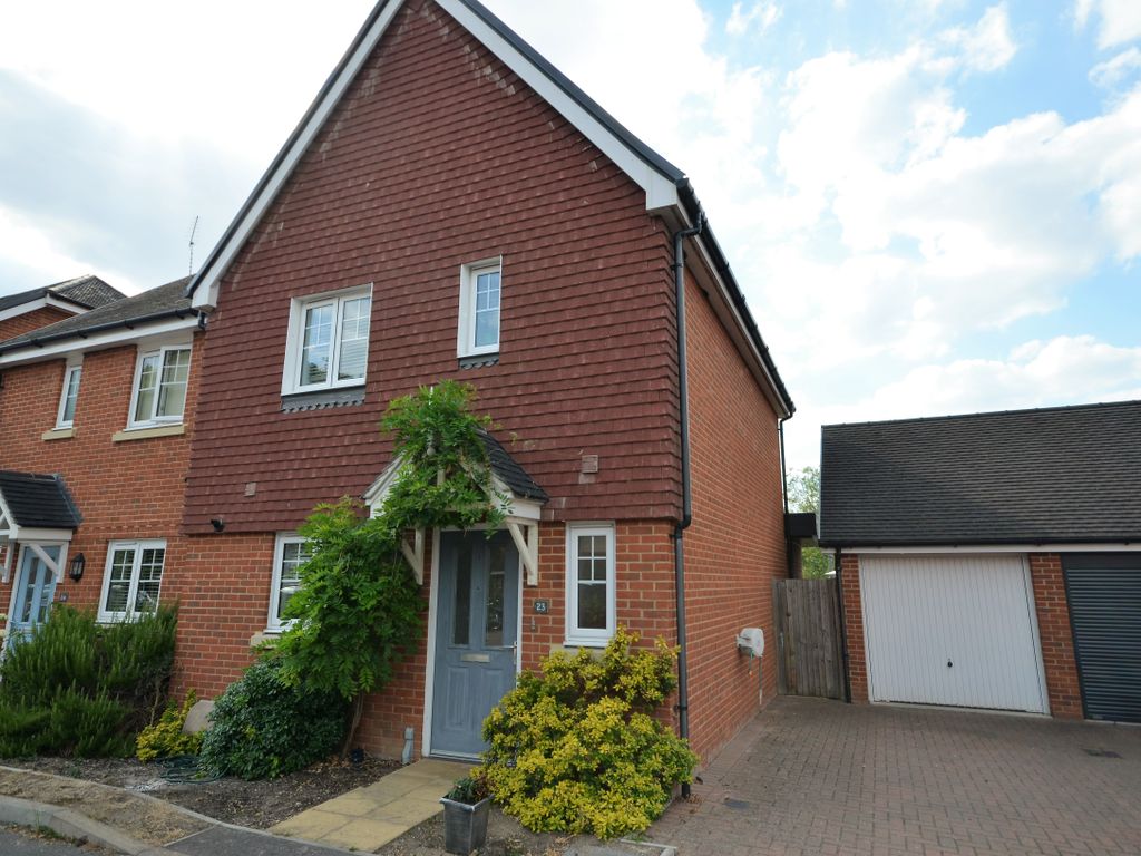 3 bed semidetached house for sale in Wey Meadow Close, Farnham, Surrey