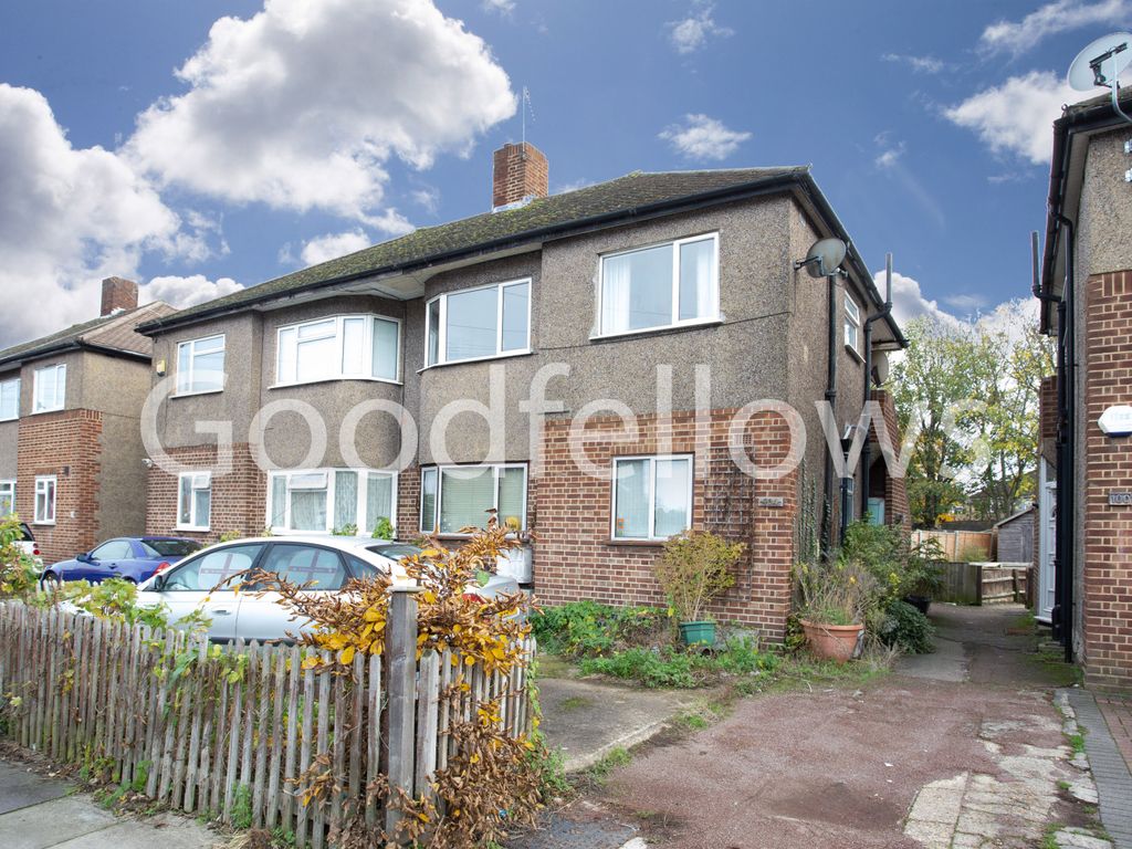 2 bed for sale in Grove Road, Mitcham CR4, £275,000 Zoopla