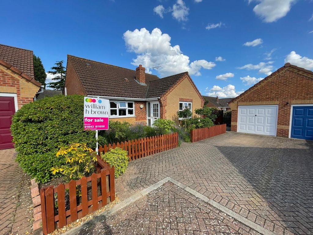 3 bed detached bungalow for sale in Hallmark Close, Lakenheath, Brandon