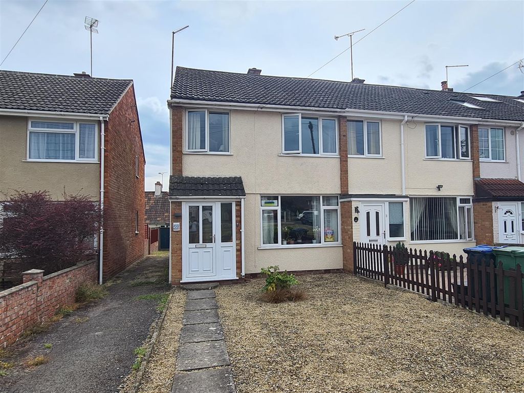 3 bed end terrace house for sale in Stonelea Close, Chippenham SN14