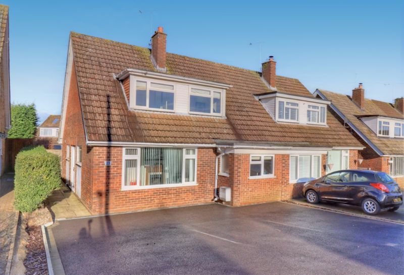 3 bed semidetached house for sale in Springfield Road, Stokenchurch