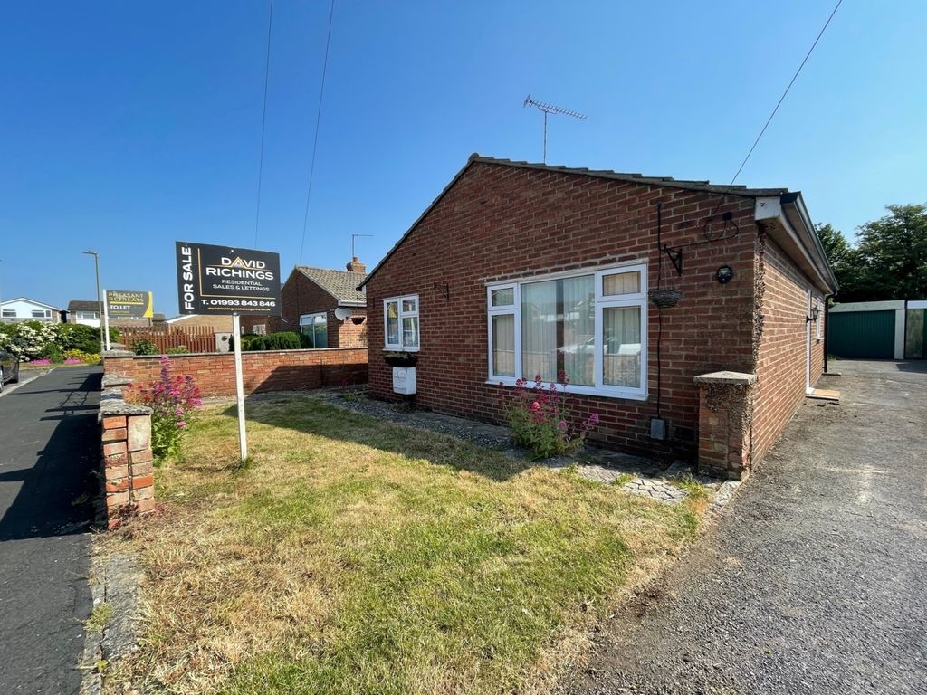2 bed detached house for sale in Ashfield Road, Carterton, Oxfordshire