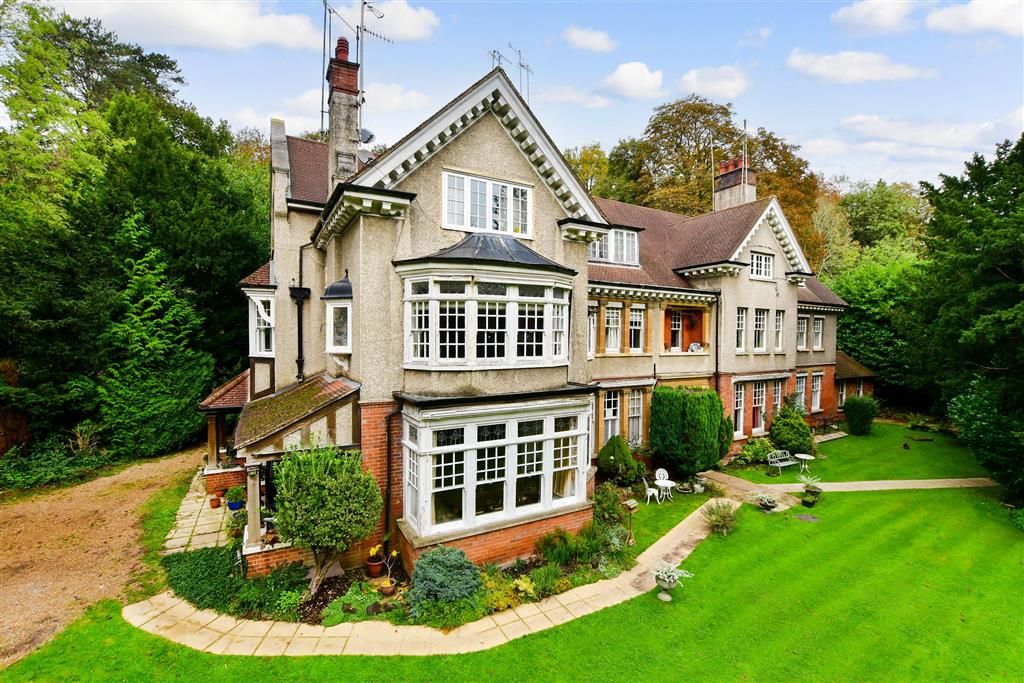 1 bed flat for sale in Harestone Valley Road, Caterham, Surrey CR3, £