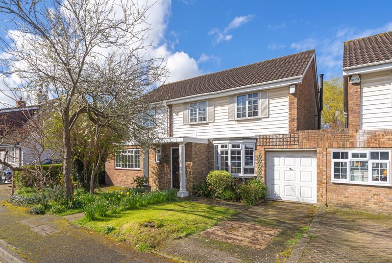 5 bed link detached house for sale in Holly Road, Chelsfield, Orpington