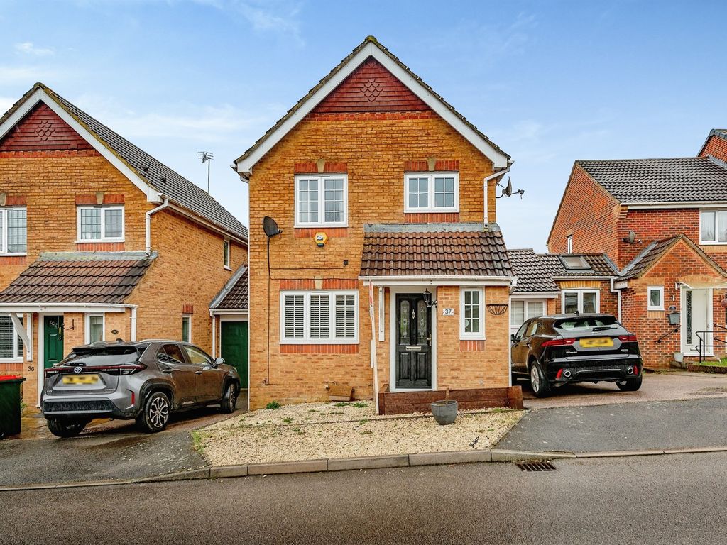 3 bed detached house for sale in Boleyn Close, Maidenbower, Crawley