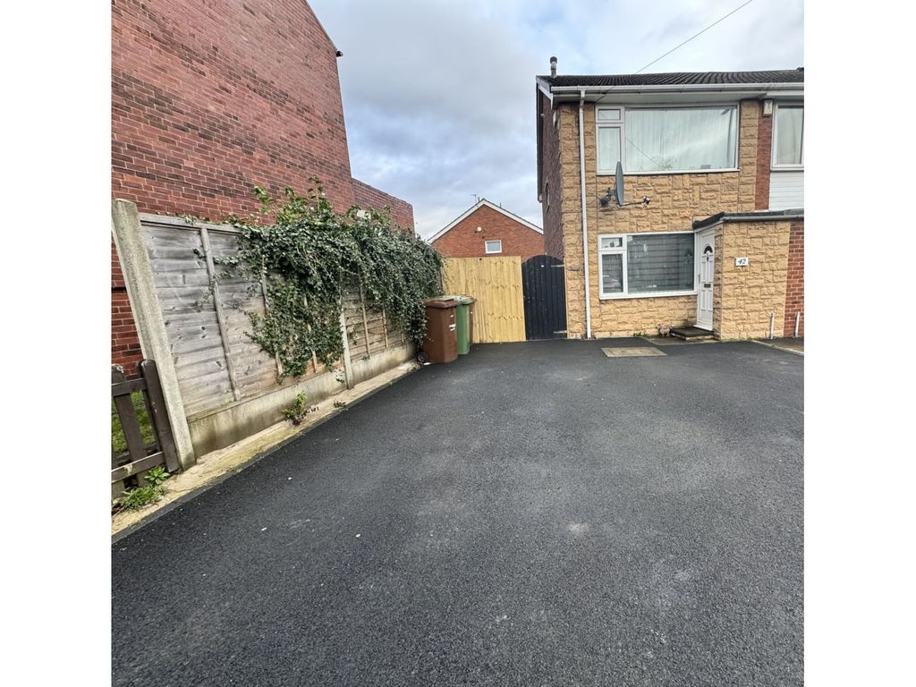 2 bed end terrace house for sale in Belle Vue Road, Wakefield WF1, £