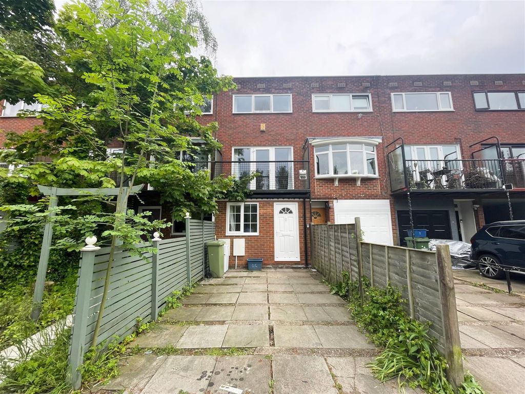 4 bed town house to rent in Waterside, Peartree Bridge, Milton Keynes