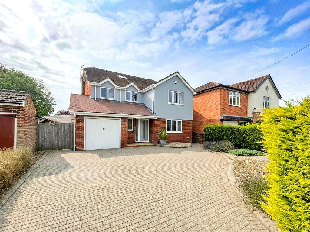 5 bed detached house for sale in Durham Road, Rainham, Gillingham ME8