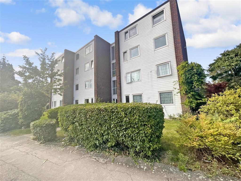 4 bed for sale in Woodcote Road, Wallington, Surrey SM6, £